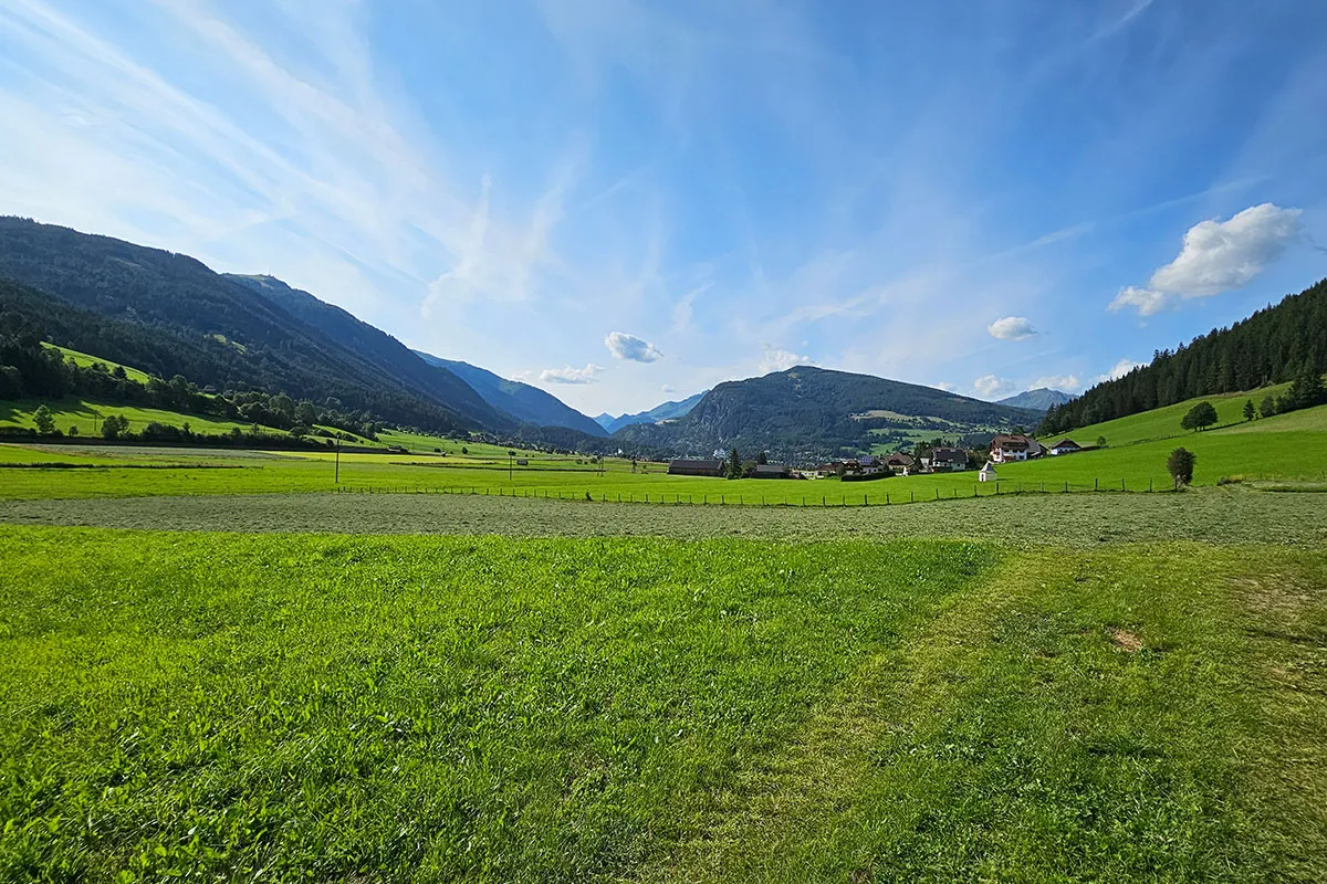 Sommeransicht des Hansalagut mit grünen Wiesen und Bergpanorama