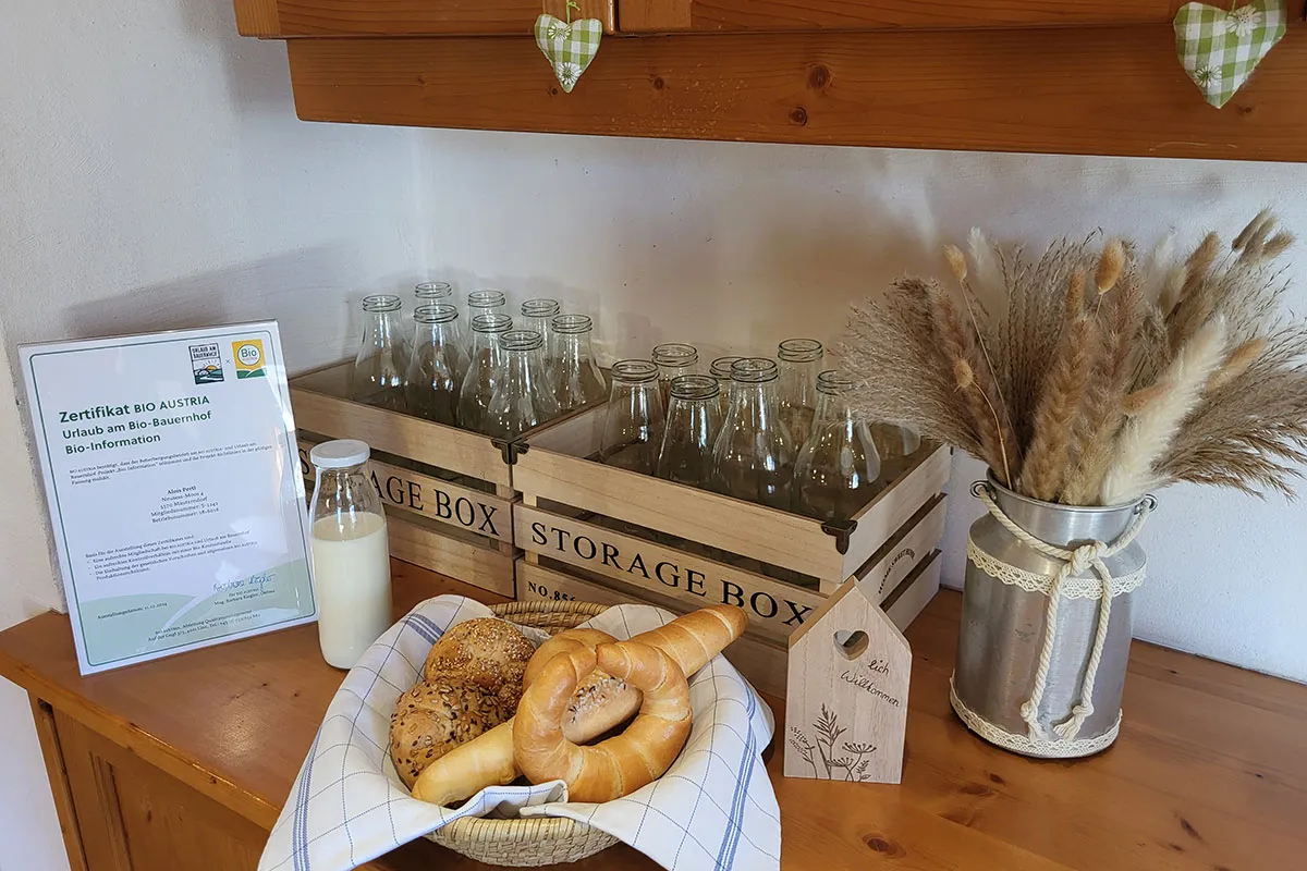 Frühstücksservice mit frischen Brötchen und Bio-Milch am Hansalagut Bauernhof