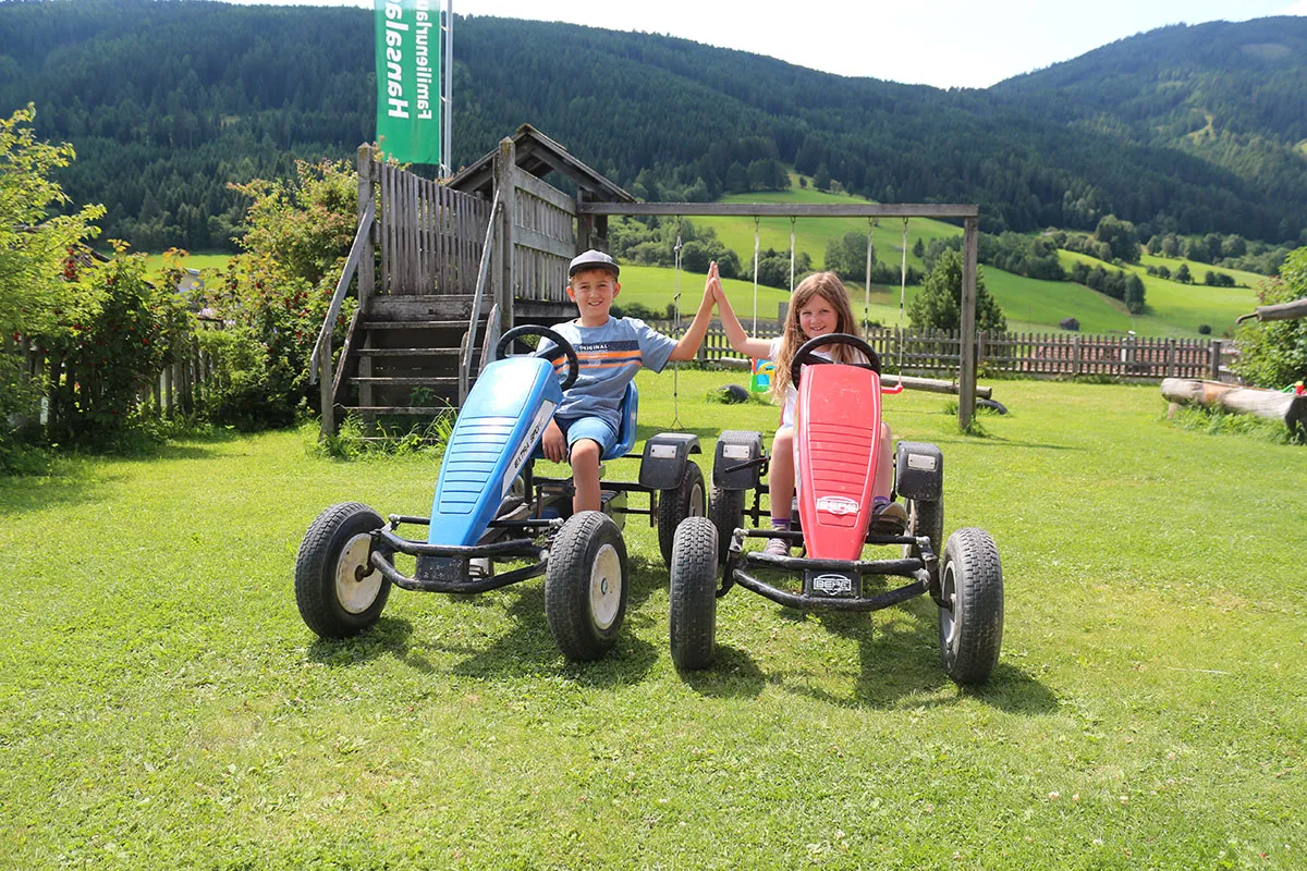 Großer Kinderspielplatz mit Frischwasser-Brunnen am Bauernhof Hansalagut