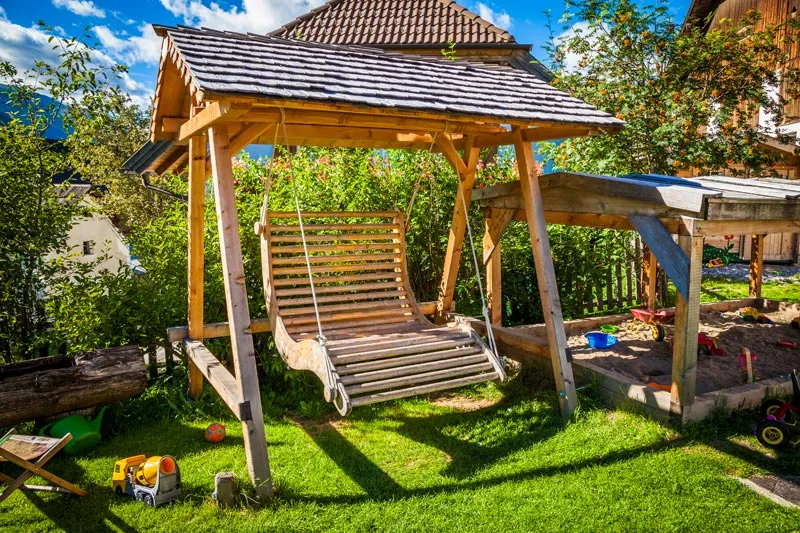 Außenansicht Bauernhof Hansalagut mit Bergpanorama im Sommer