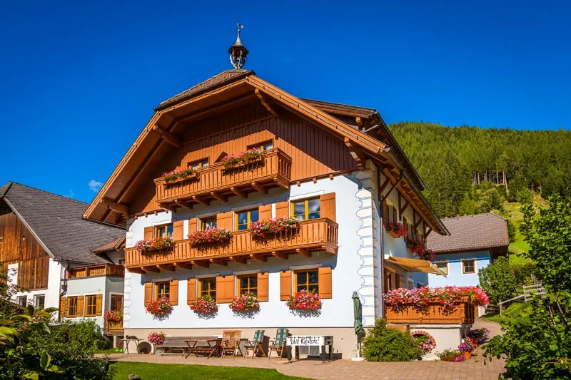 Außenansicht Bauernhof Hansalagut in Mauterndorf mit Bergpanorama im Salzburger Lungau