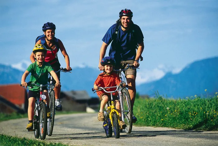 Familie beim Radfahren auf dem Radwegenetz im Salzburger Lungau