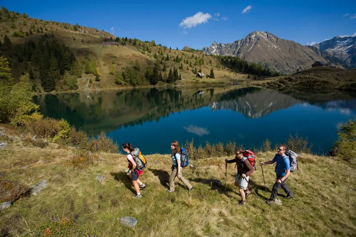 Wandern am kristallklaren Bergsee in der Lungauer Bergwelt