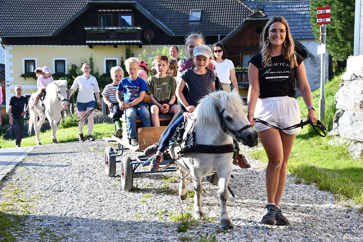 Kinder beim Ponyreiten am Kinderbauernhof Hansalagut in Mauterndorf - Pony Simba