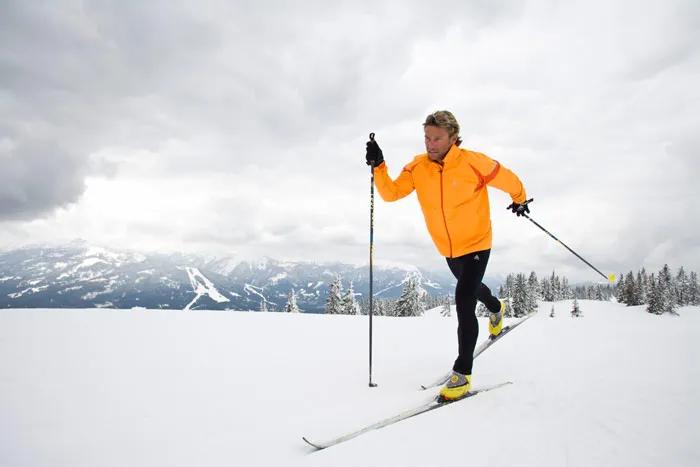 Langlaufen auf präparierten Loipen in der verschneiten Lungauer Landschaft