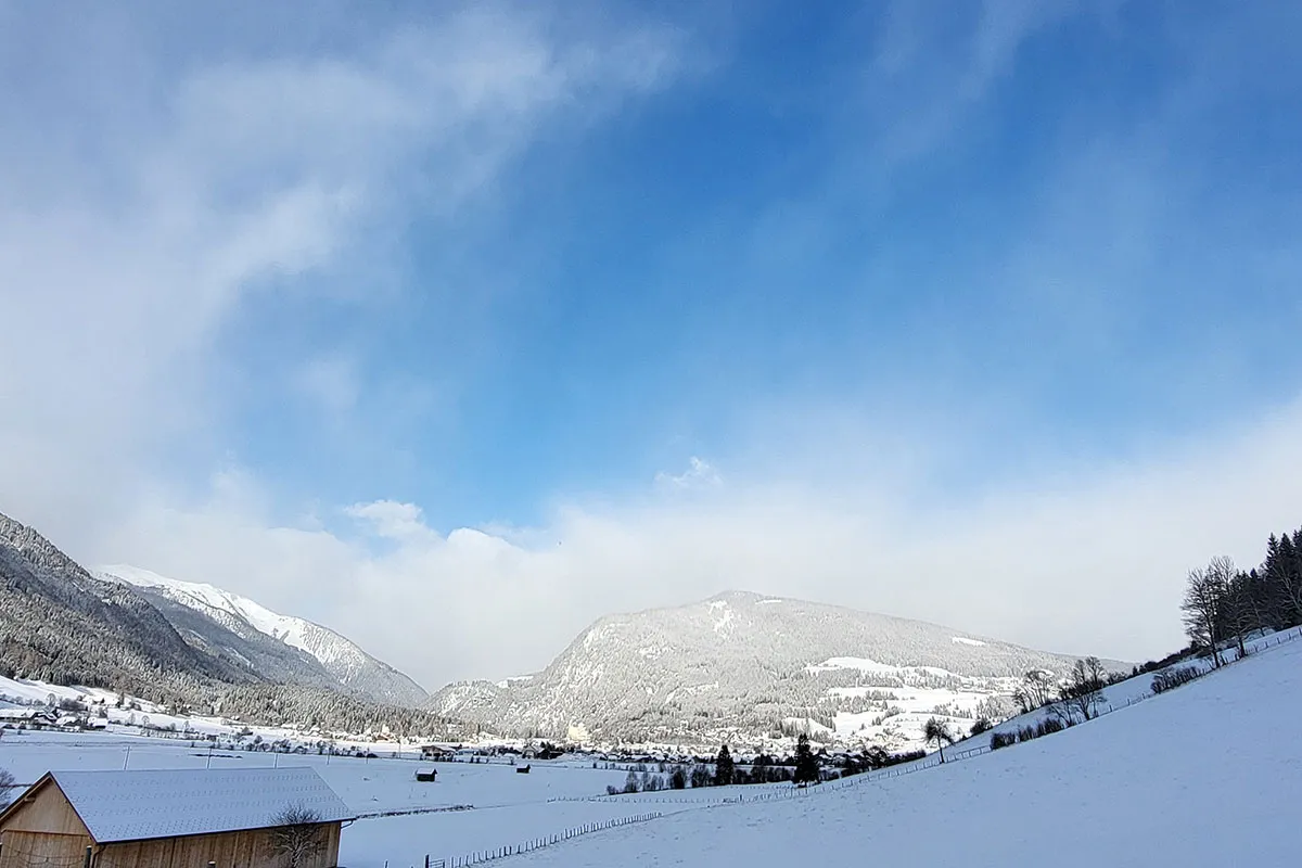 Winteransicht von Mauterndorf mit der historischen Burg im Salzburger Lungau