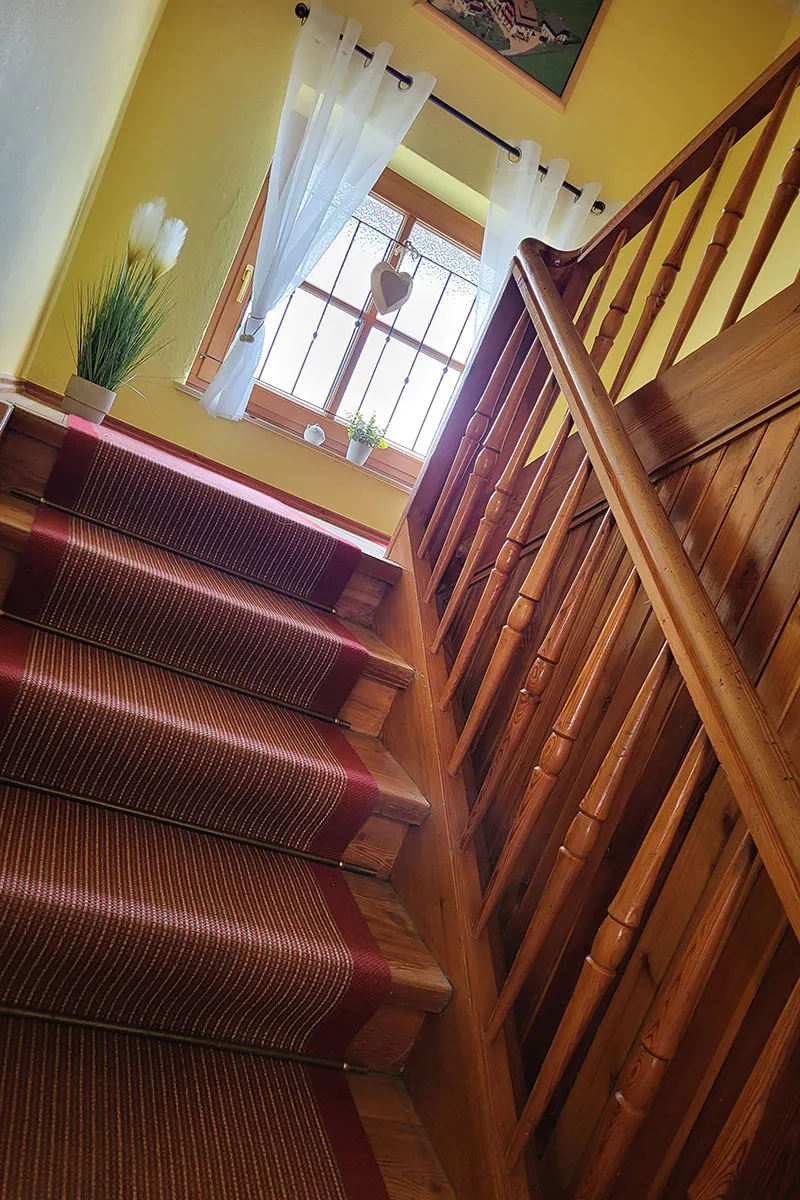 Stiegenhaus im historischen Bauernhaus Hansalagut