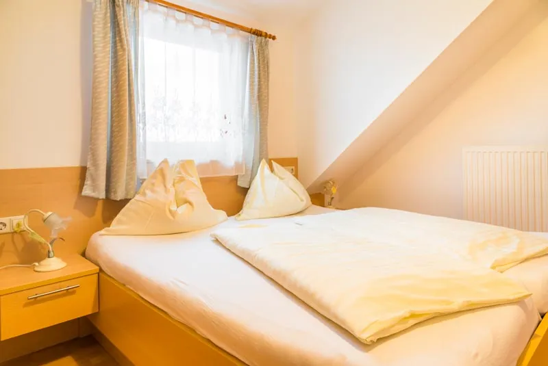 Ferienwohnung Typ A im Bauernhaus - Wohnraum mit Sitzecke für kleine Familien